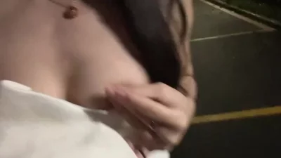 百威搭配香肠，她留下了口水！淫语对话！