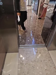 一出公司门就想露上了