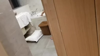 [原创] 偷瞄老婆卫生间大战单男